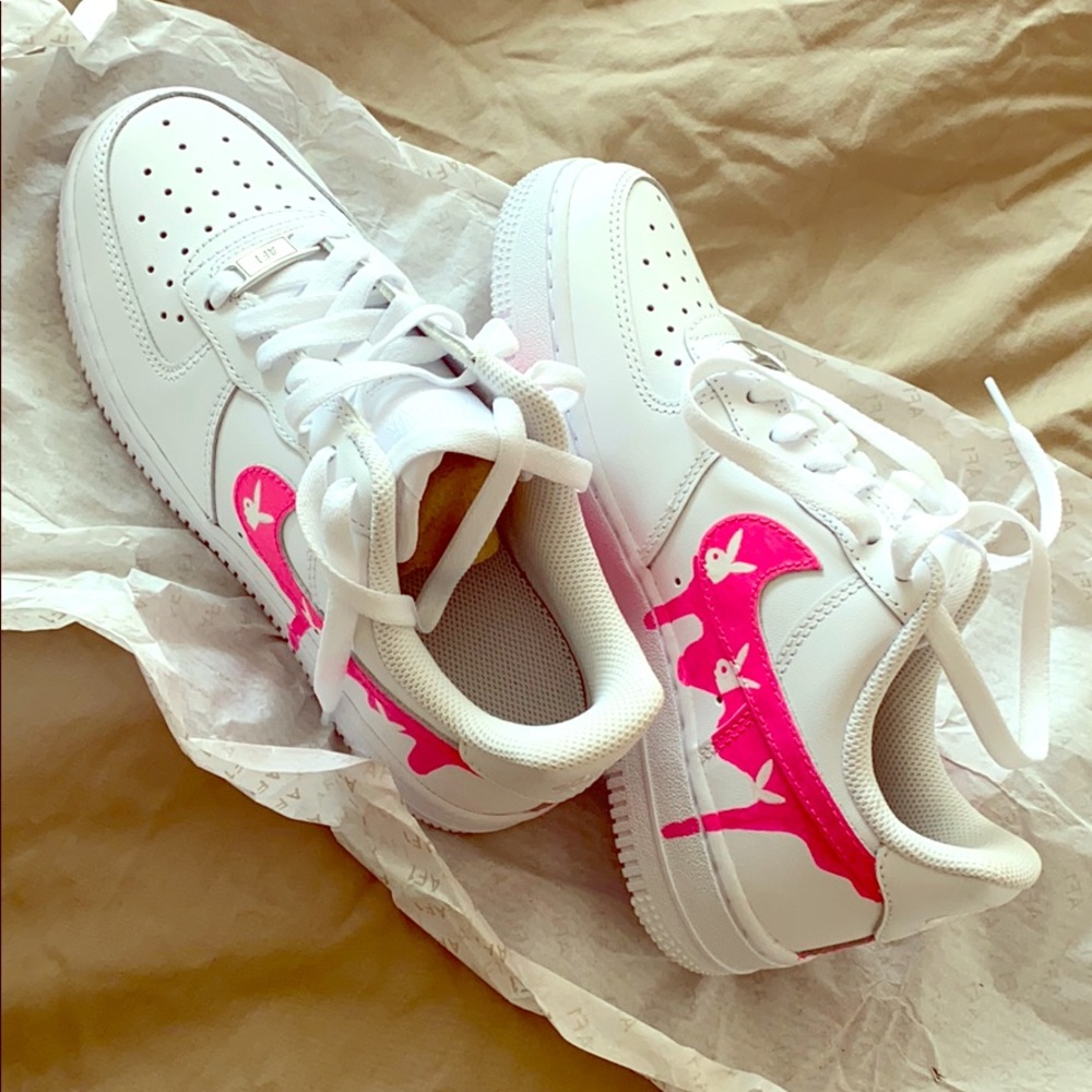I’m sale Women Air Jordan Nike is size 5.5 half.